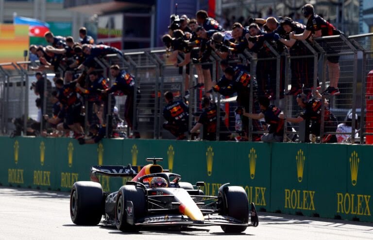 FIA restringe regra e proíbe festa de mecânicos na grade do pit-wall na F1