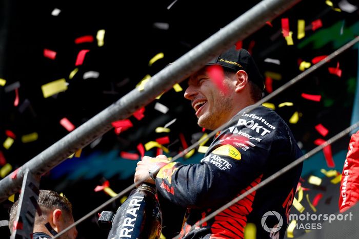 Max Verstappen, Red Bull Racing, 1ª posición, lo celebra en el podio con champán
