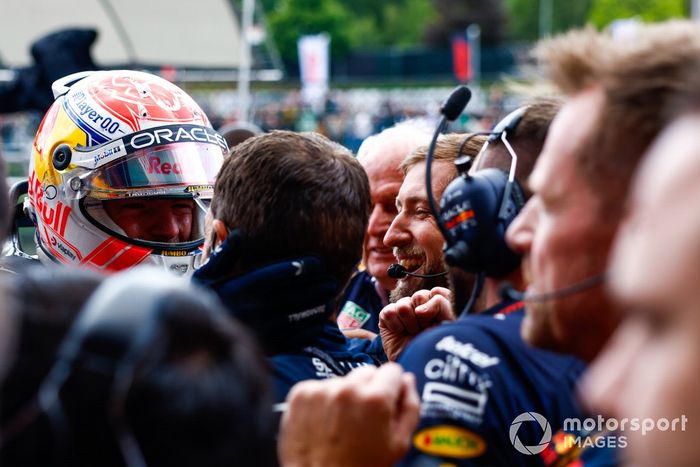Max Verstappen, Red Bull Racing, 1ª posición, celebra su llegada al Parc Ferme