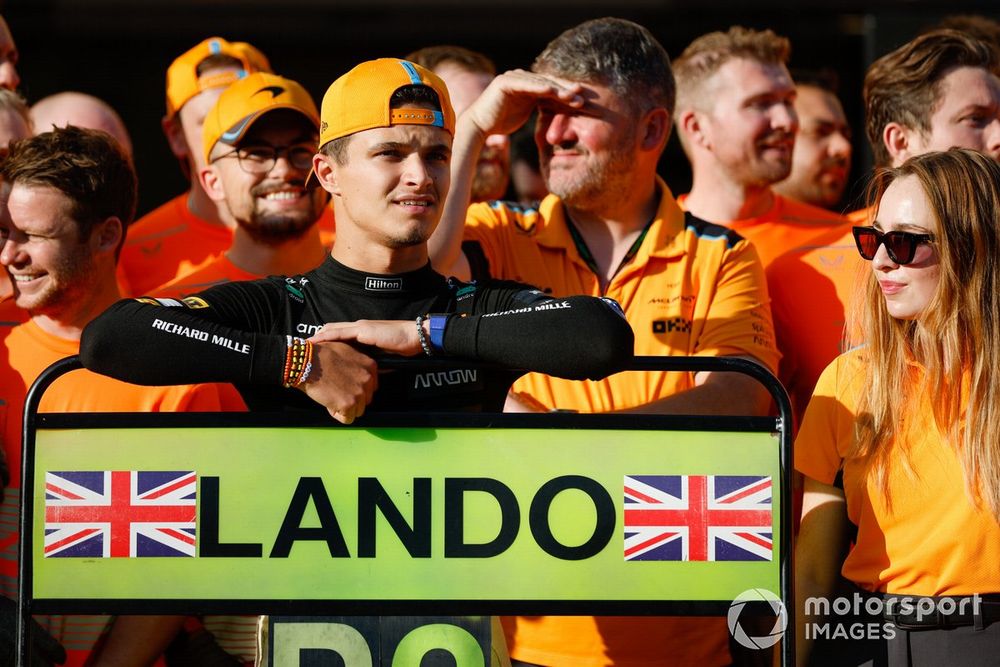 Lando Norris, McLaren, 2. sıra, yarıştan sonra takımıyla birlikte kutlama yapıyor