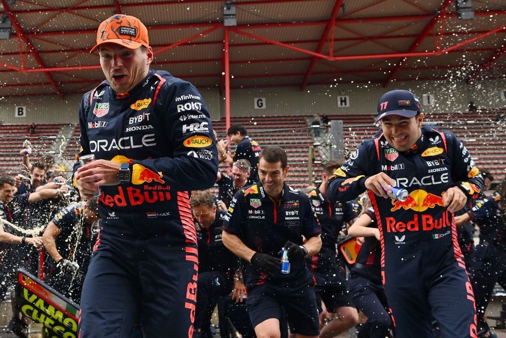 Max Verstappen, Sergio Pérez celebran con el equipo Red Bull