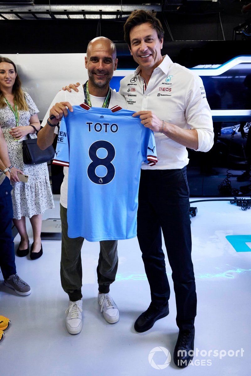 Toto Wolff, director del equipo y consejero delegado de Mercedes AMG, se reúne con el entrenador de fútbol Pep Guardiola y recibe una camiseta del Manchester City