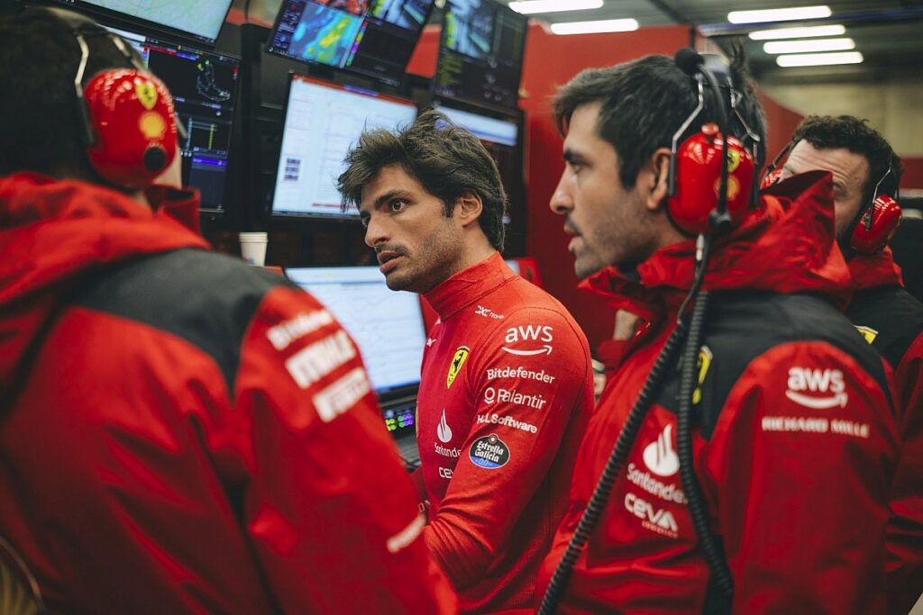 Sainz diz que Ferrari deve aceitar não poder subir ao pódio