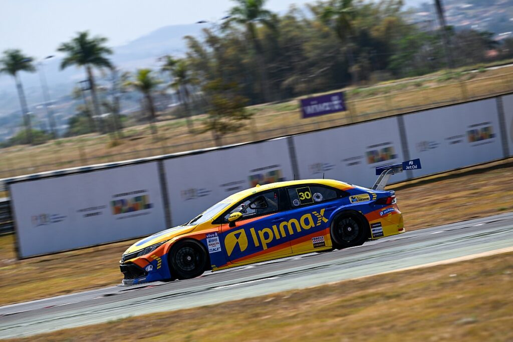 Cesar Ramos voa em Goiânia e conquista pole position