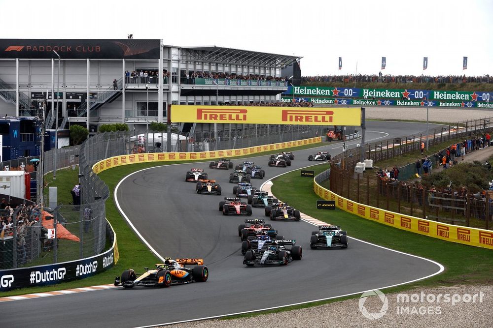 Lando Norris, McLaren MCL60, George Russell, Mercedes F1 W14, Fernando Alonso, Aston Martin AMR23, Alex Albon, Williams FW45, the remainder of the field at the start