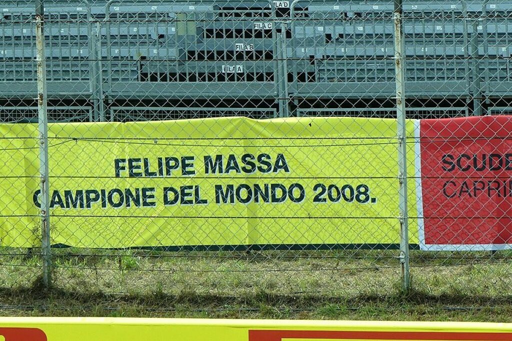 F1 – Torcedores da Ferrari fazem manifestação a favor de Massa em Monza: "Campeão de 2008"