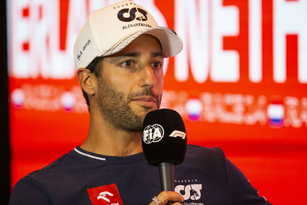 Ricciardo fora do GP da Holanda por fratura na mão esquerda