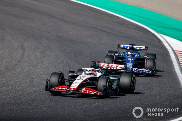 Kevin Magnussen, Haas VF-23, Esteban Ocon, Alpine A523