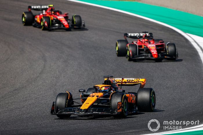 Oscar Piastri, McLaren MCL60, Charles Leclerc, Ferrari SF-23, Carlos Sainz, Ferrari SF-23