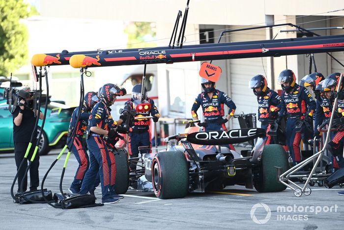 Sergio Perez, Red Bull Racing RB19, nas boxes