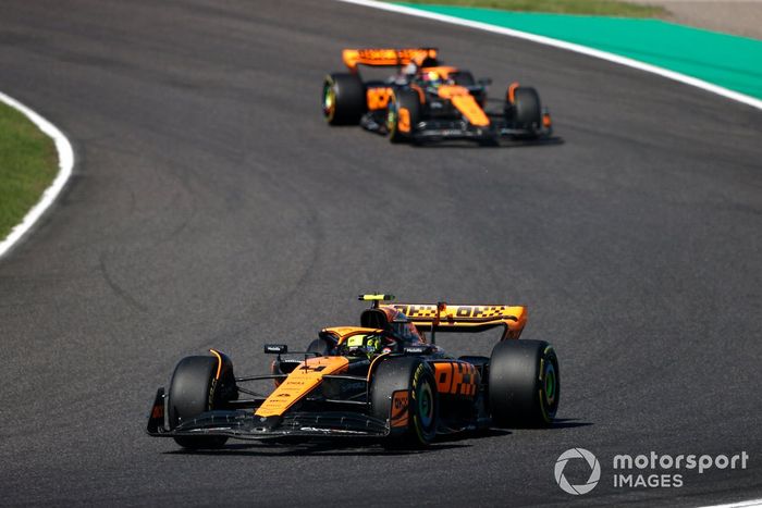 Lando Norris, McLaren MCL60, Oscar Piastri