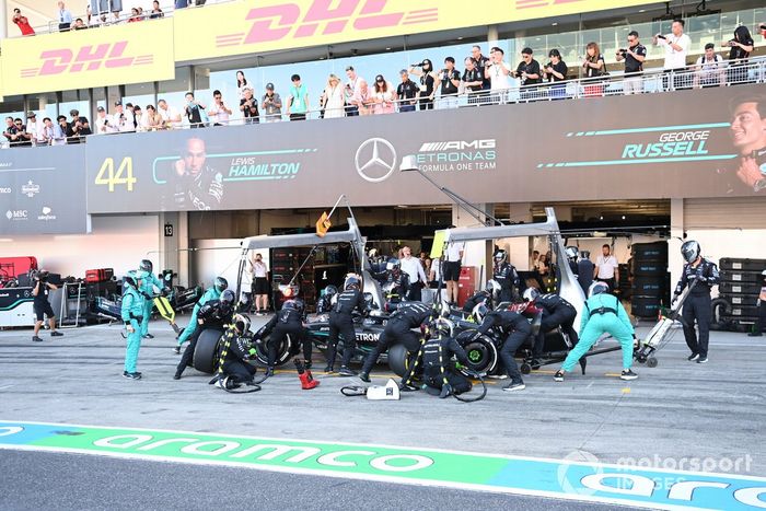 Lewis Hamilton, Mercedes F1 W14, hace una parada en boxes