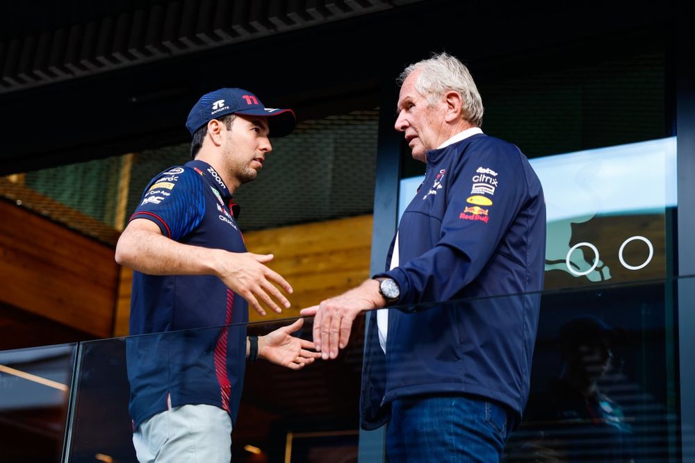 Sergio Perez, Red Bull Racing, Helmut Marko, asesor de Red Bull Racing, conversan en Monza el último fin de semana.