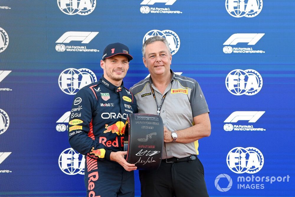 Pole man Max Verstappen, Red Bull Racing, receives his Pirelli Pole Position Award from Mario Isola, Racing Manager, Pirelli Motorsport