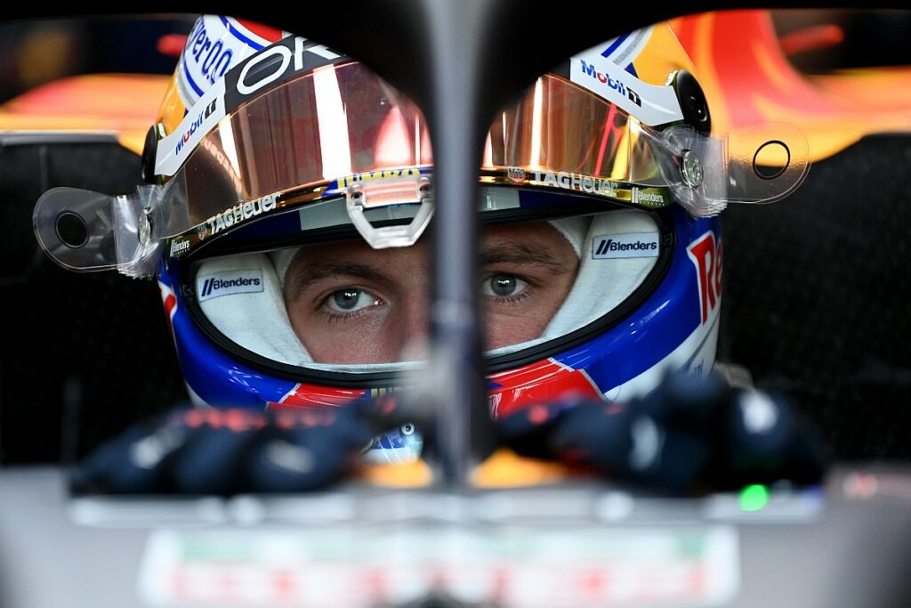 Verstappen supera Sainz com folga e lidera treino 1 no Japão