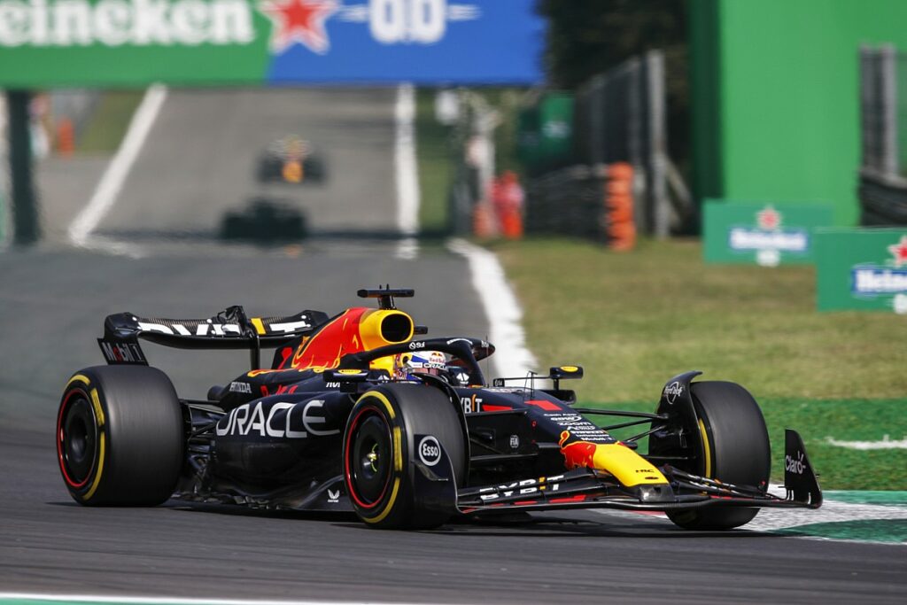 Verstappen supera Sainz, triunfa em Monza e vence 10ª seguida