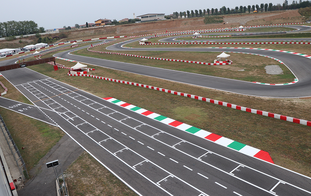 Campeonato Mundial FIA Karting tem primeiro dia com treinos e 12 brasileiros na pista