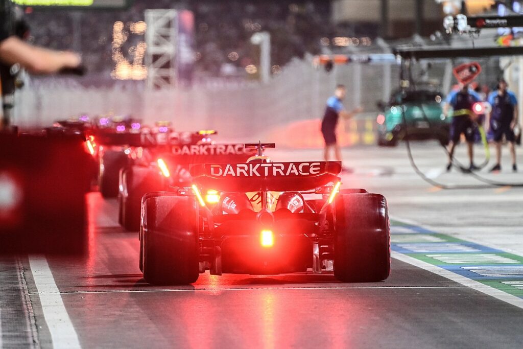 FIA proíbe pilotos de parar no pitlane na saída dos boxes