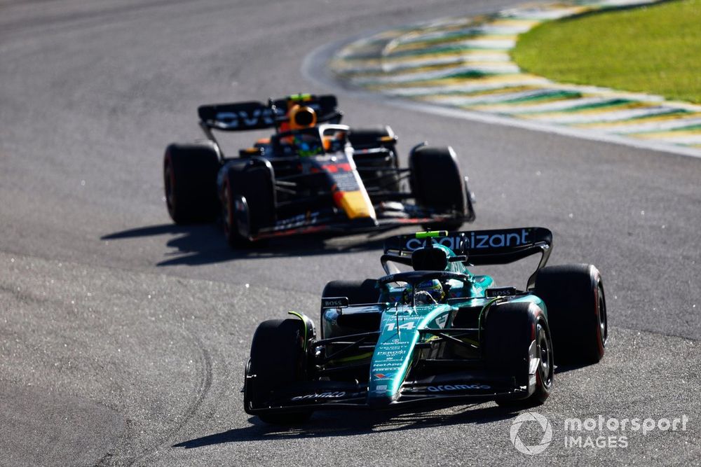 Fernando Alonso, Aston Martin AMR23, Sergio Perez, Red Bull Racing RB19