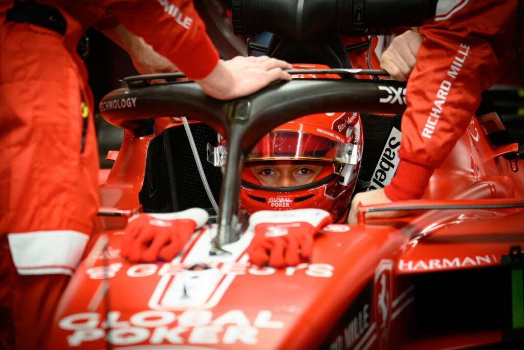 Leclerc lidera TL2 do GP de Abu Dhabi com batida de Sainz