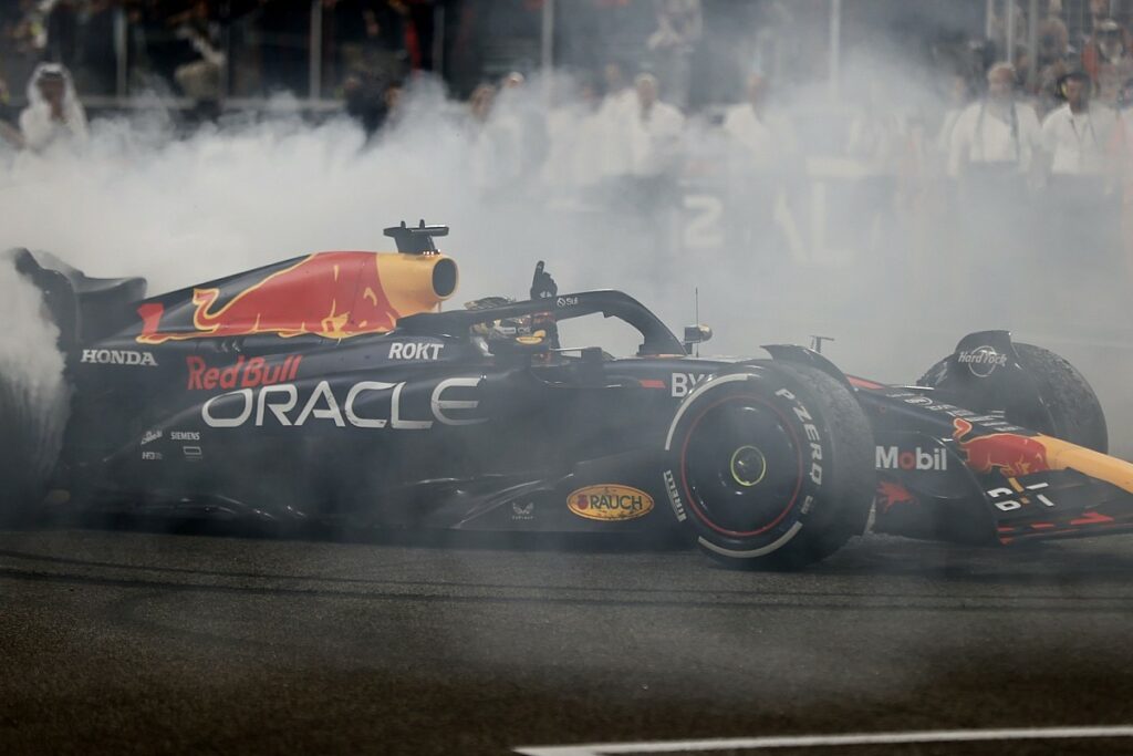 Verstappen se emociona na despedida do RB19