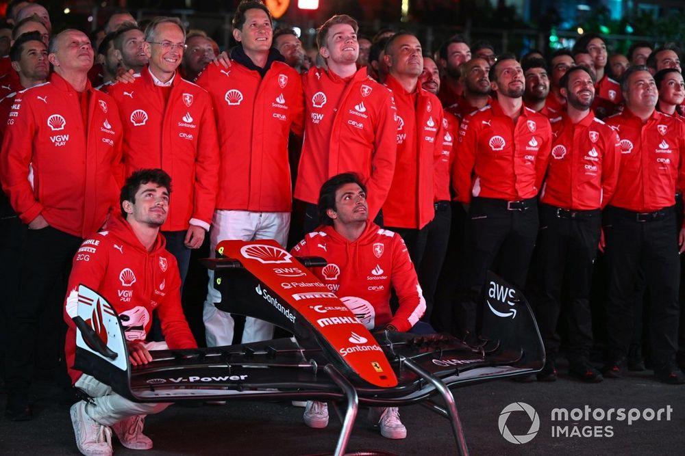 Charles Leclerc, Carlos Sainz, durante la foto di gruppo del Team Ferrari