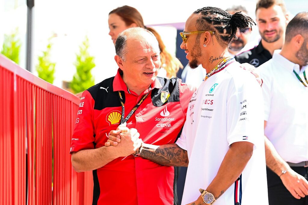 Ferrari revela que está “em constante comunicação com Hamilton”