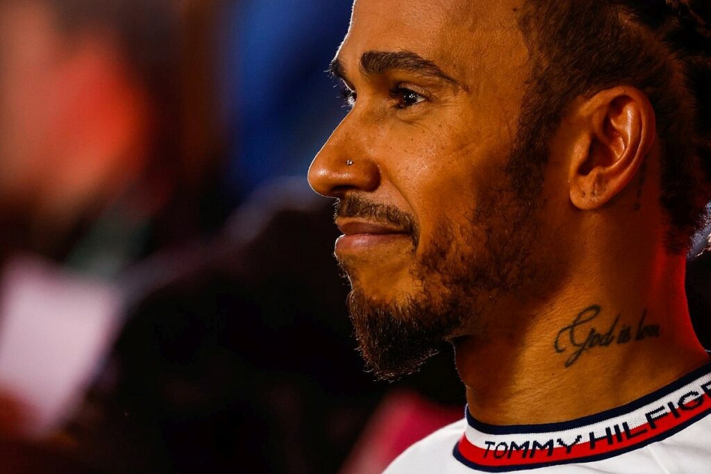 Lewis Hamilton chega ao Brasil e passa Réveillon na Bahia