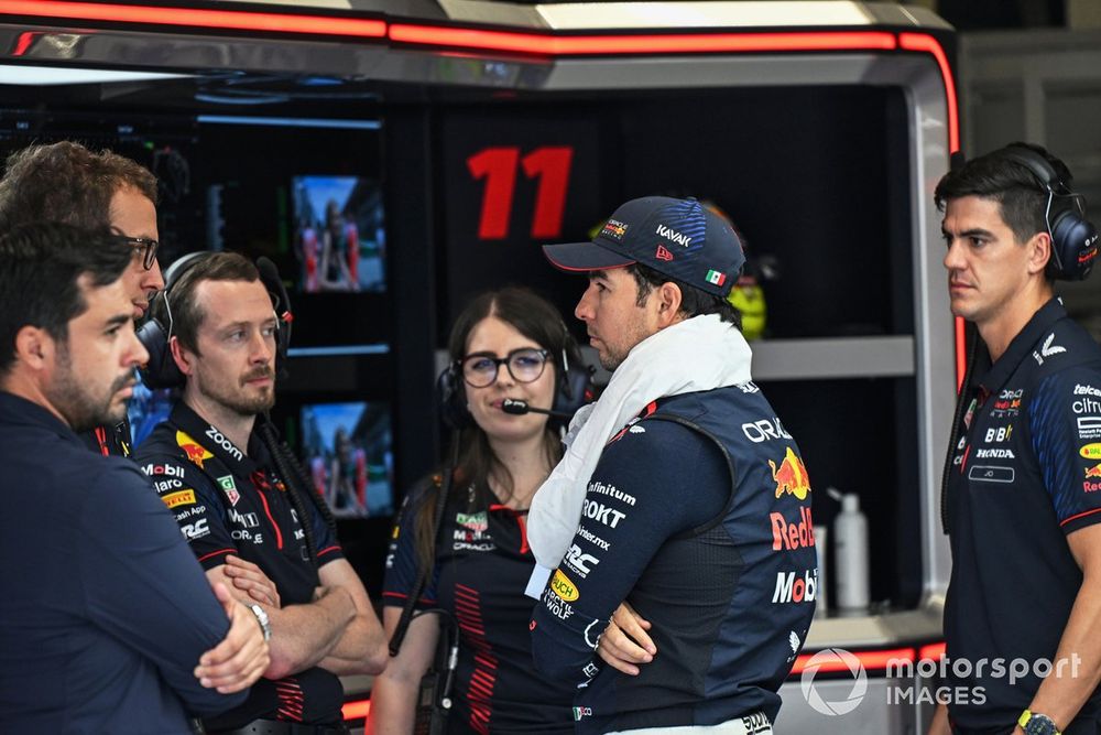 Sergio Pérez, Red Bull Racing, con sus ingenieros en el garaje.