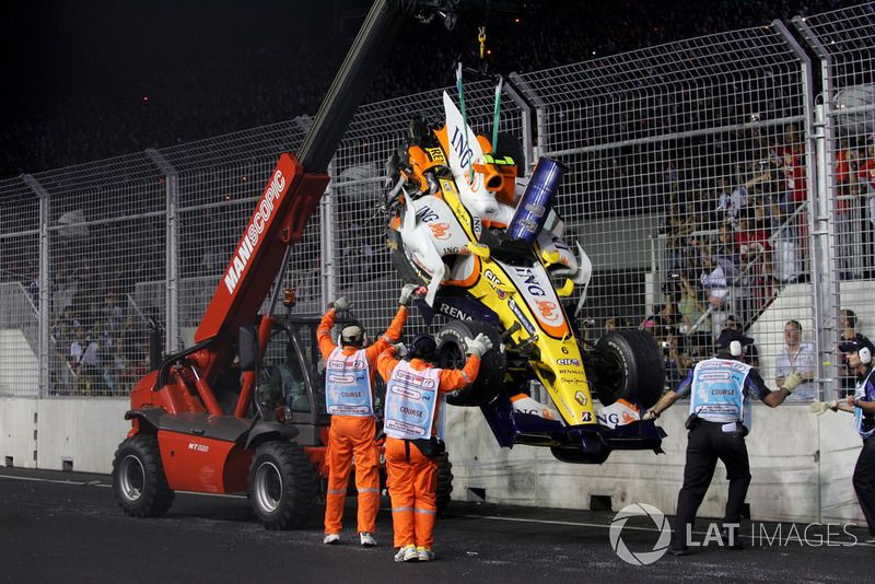 Nelson Piquet Jr., Renault F1 Team R28 crashes into the wall