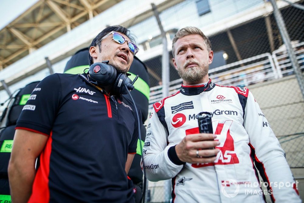 Ayao Komatsu, Chief Engineer, Haas F1 Team, Kevin Magnussen, Haas F1 Team, on the Sprint grid