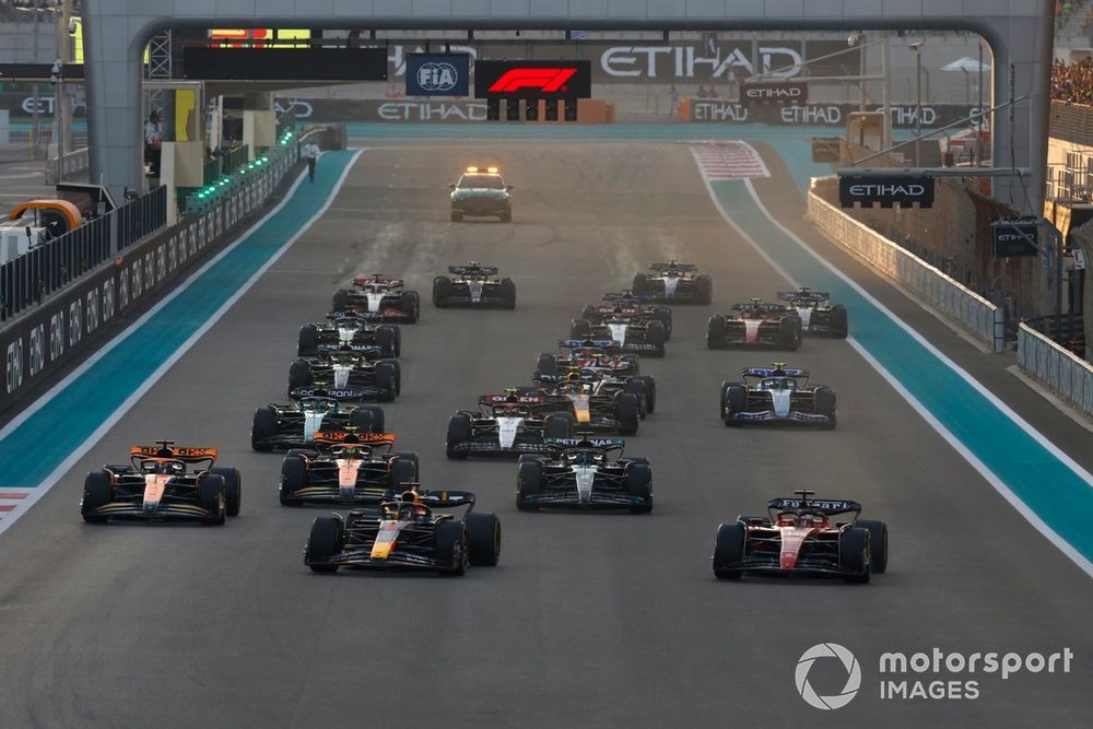 Max Verstappen, Red Bull Racing RB19, Charles Leclerc, Ferrari SF-23, Oscar Piastri, McLaren MCL60, Lando Norris, McLaren MCL60, George Russell, Mercedes F1 W14, the rest of the field at the start