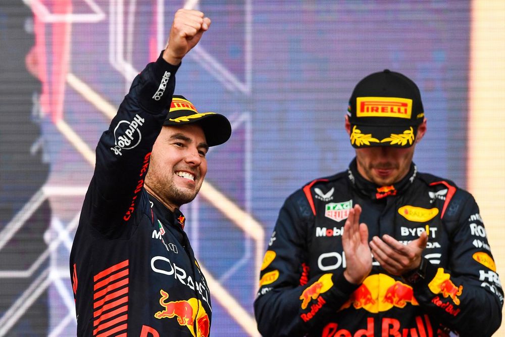 Sergio Pérez celebra su victoria en Arabia Saudita y Max Verstappen aplaude.