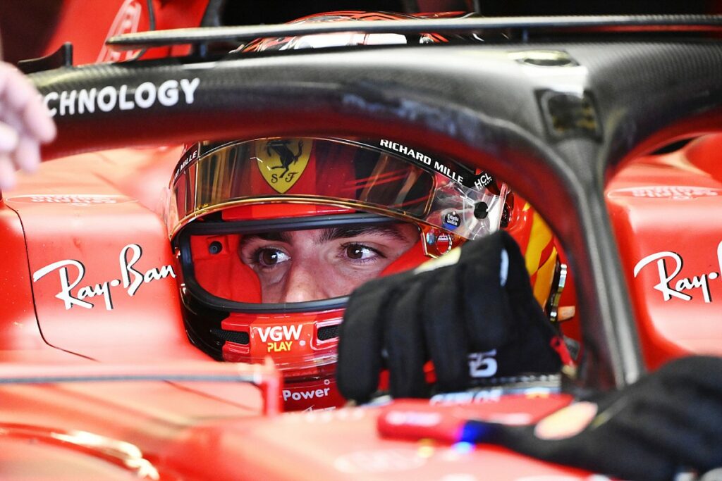 Sainz e Leclerc vão à pista com a Ferrari em teste da Pirelli