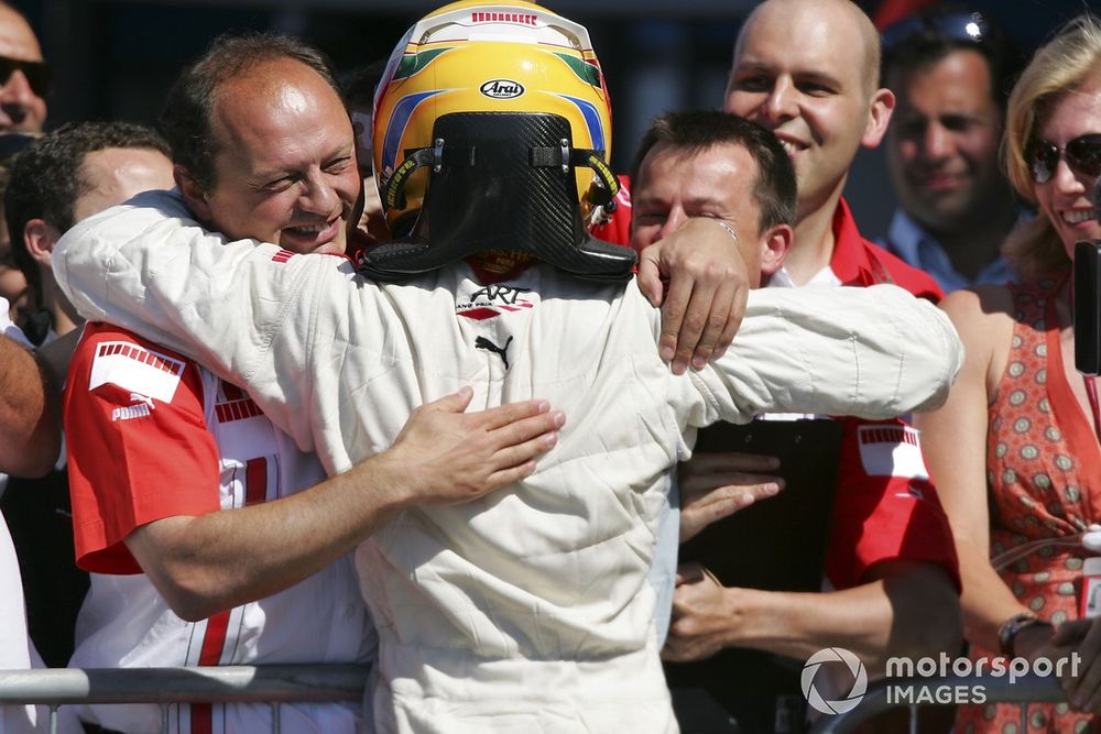 Lewis Hamilton (GBR, ART Grand Prix) celebrates with Frederic Vasseur (FRA, ART Grand Prix) and team