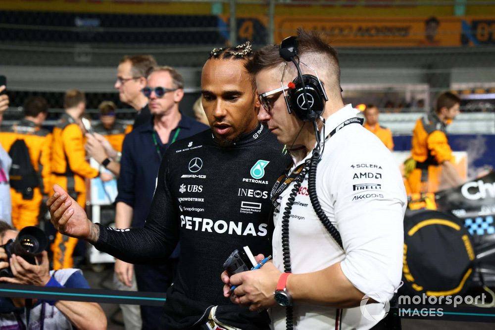 Lewis Hamilton, Mercedes-AMG, on the grid with Peter Bonnington, Senior Race Engineer, Mercedes AMG