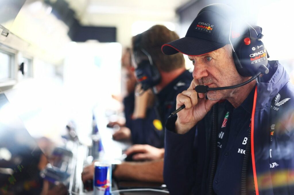 Após rumores “errados”, Newey segue na Red Bull