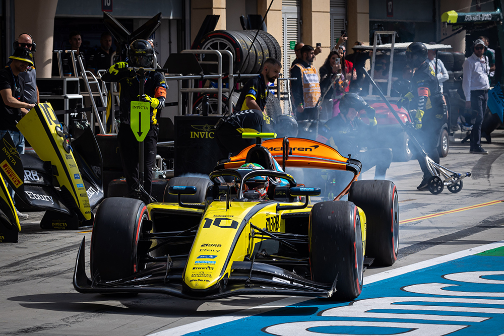 Gabriel Bortoleto brilhou em sua estreia na Fórmula 2 no último final de semana no Bahrein