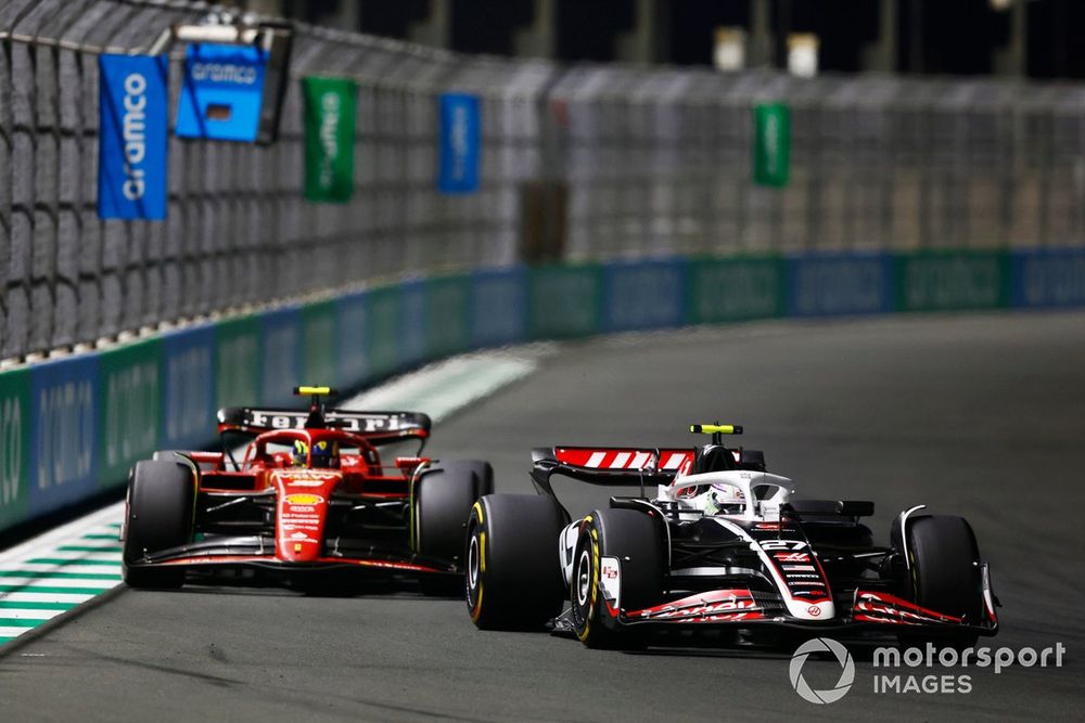 Nico Hulkenberg, Haas VF-24 battles with Oliver Bearman, Ferrari SF-24 