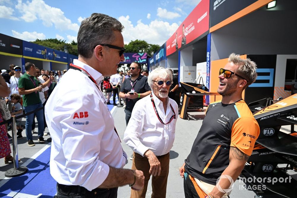 Alejandro Agag, Presidente de la Fórmula E, con Bernie Ecclestone y Sam Bird, NEOM McLaren Formula E Team 