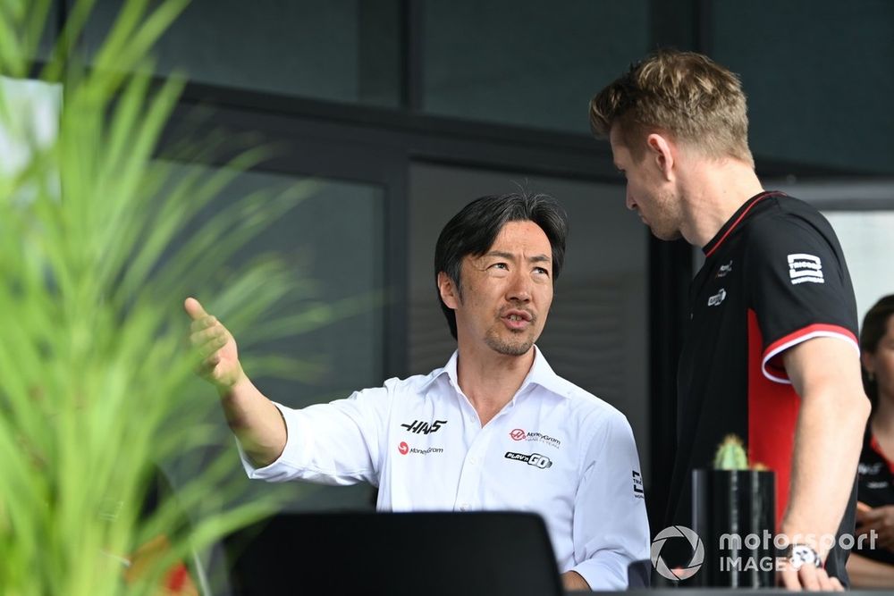 Ayao Komatsu, Team Principal, Haas F1 Team, Nico Hulkenberg, Haas F1 Team 