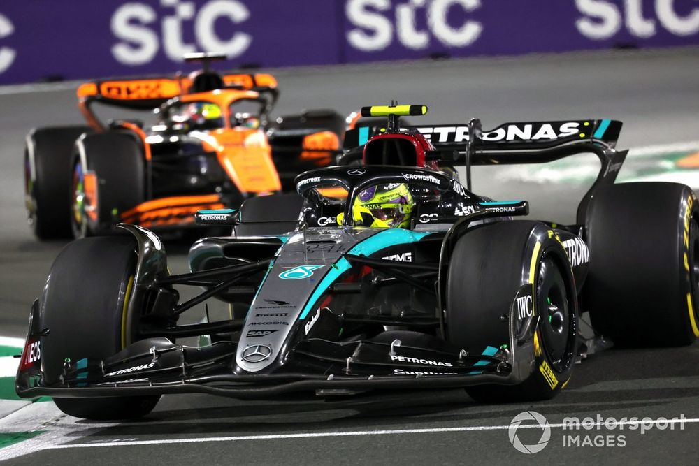 Lewis Hamilton, Mercedes F1 W15 battles with Oscar Piastri, McLaren MCL38 