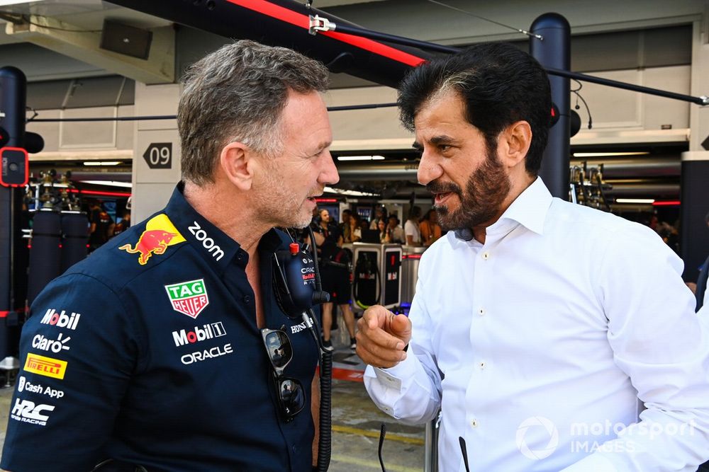 Christian Horner, Team Principal, Red Bull Racing, Mohammed Ben Sulayem, President, FIA, conversam no pit lane