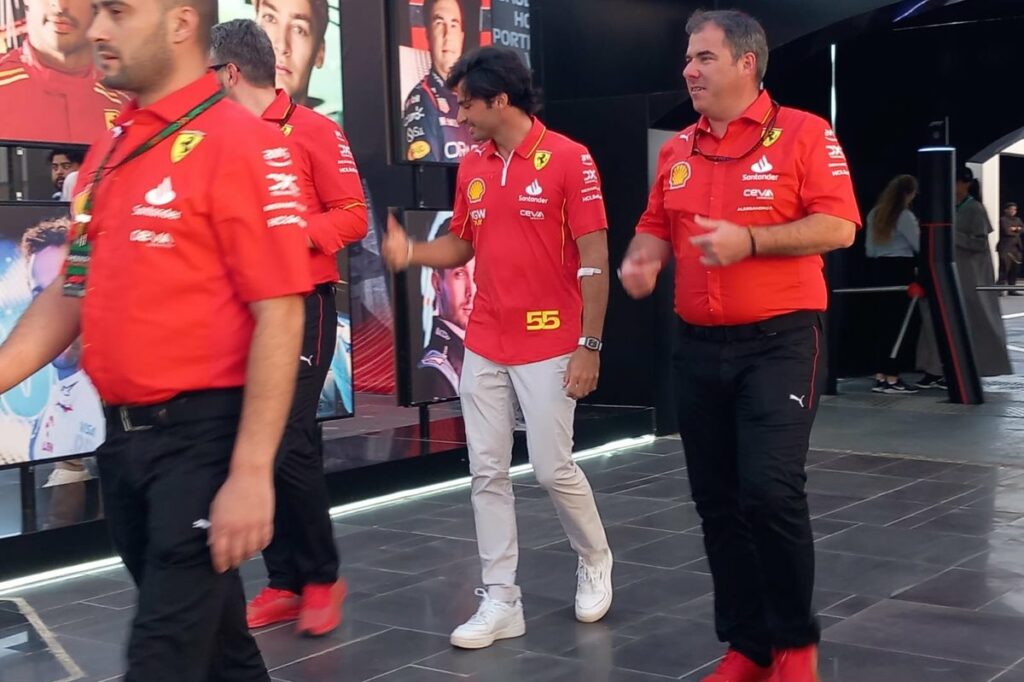 Sainz visita circuito de Jeddah um dia depois de cirurgia