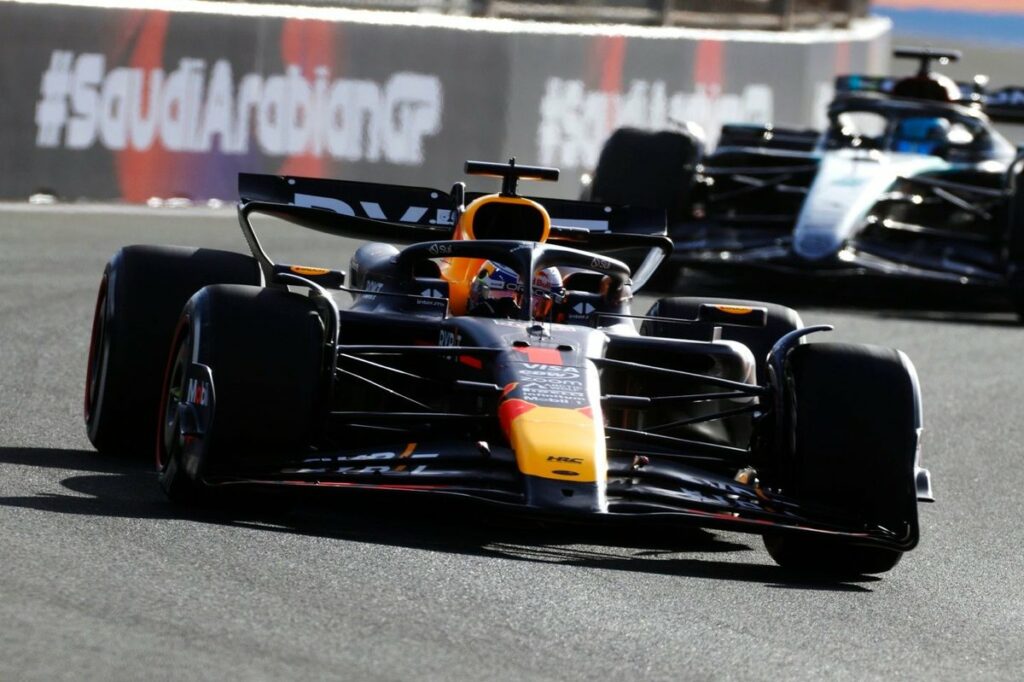 Verstappen lidera TL1 do GP da Arábia Saudita com Alonso P2