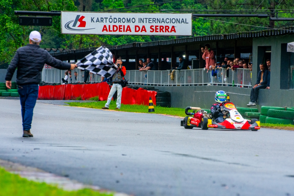 Sexto colocado no domingo, Miguel Silva chegará à decisão da V11 Aldeia Cup na liderança