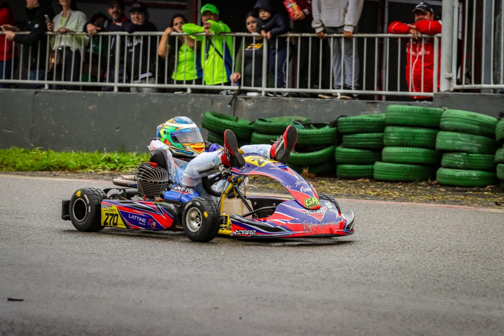 Rafael Guimarães fez provas perfeitas na chuva e venceu as duas baterias na V11 Aldeia Cup