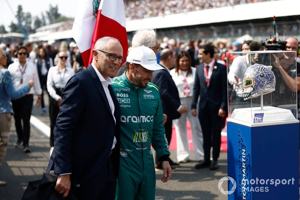 Stefano Domenicali, CEO, Formula One Group, Fernando Alonso, Aston Martin F1 Team, en la parrilla de salida 