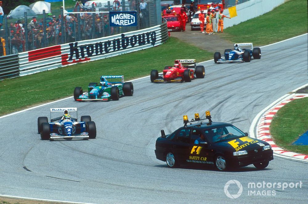 Ayrton Senna, Williams FW16 Renault, detrás del Safety Car 