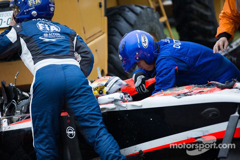 Equipe de segurança trabalha após o acidente de Jules Bianchi, Marussia F1 Team